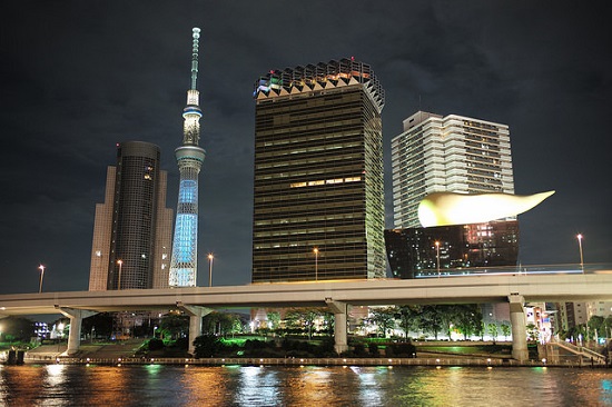 Berfoto di tepi Sungai Sumida berlatar belakang Tokyo Sky Tree