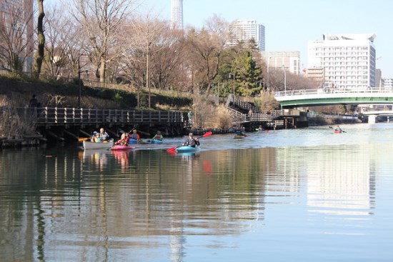 Bermain kanoe di sungai Sumidagawa