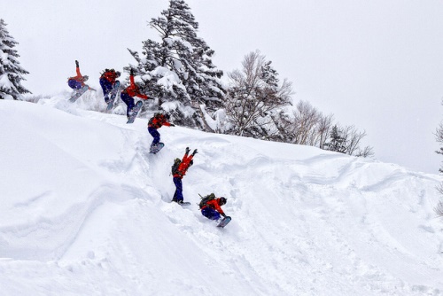 Bermain ski es di Sapporo di Hokkaido