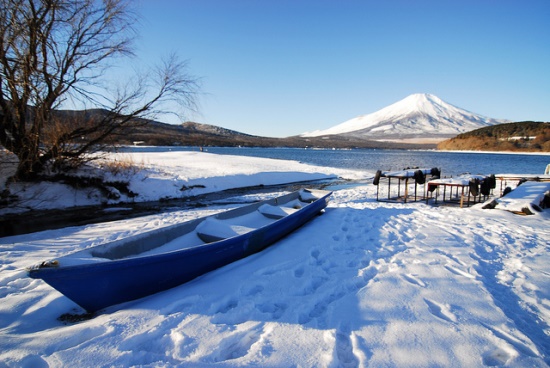 Danau Yamanaka membeku di musim dingin