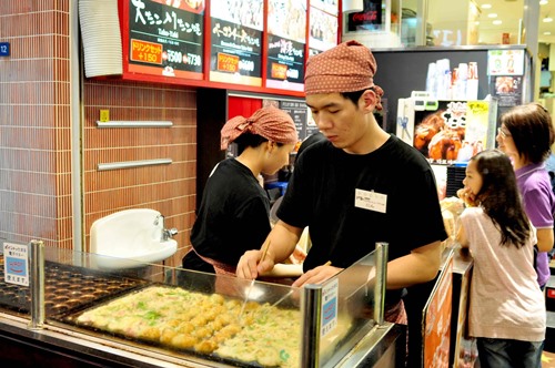 Pedagang takoyaki di Dotonbori Street Osaka