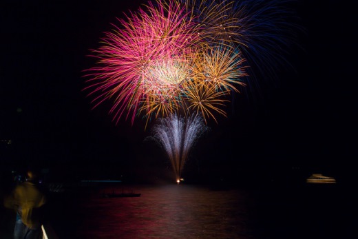 Festival kembang api di Danau Toya