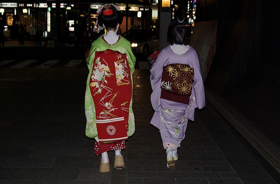 Geisha terlihat sedang berjalan di Gion malam hari