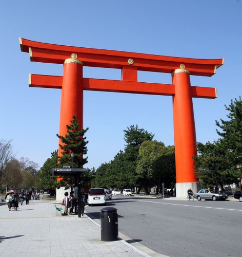 Gerbang Torii di depan Kuil Heian Jingu