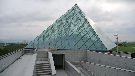 Glass Pyramid Hidamari di Moerenuma Park