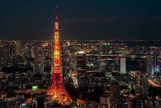 Iluminasi Tokyo Tower yang keren di malam hari