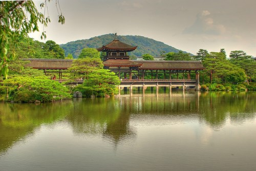 Jembatan Taiheikaku di Kuil Heian Jingu