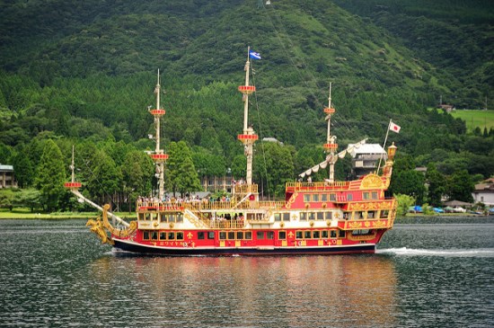 Kapal wisata bajak laut di Danau Ashinoko