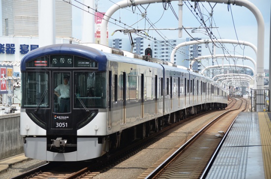Kereta Keihan yang menghubungkan Kyoto dan Osaka