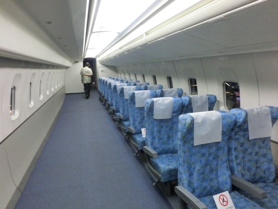 Kita bisa melihat bagian dalam Shinkansen juga