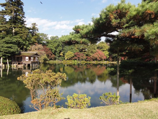 Kolam di tengah Taman Kenrokuen Kanazawa