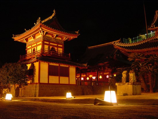 Kuil Kofukuji di Nara waktu malam