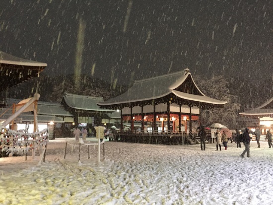 Kuil Shimogamo saat salju turun