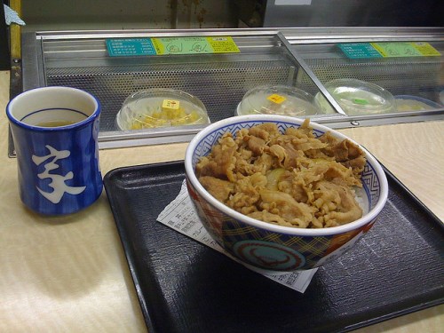 Makan gyudon di Jepang