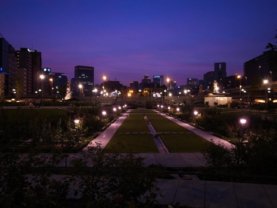 Malam hari di Taman Nakanoshima Osaka