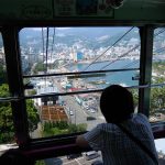 Melihat pemandangan kota dari Atami Ropeway