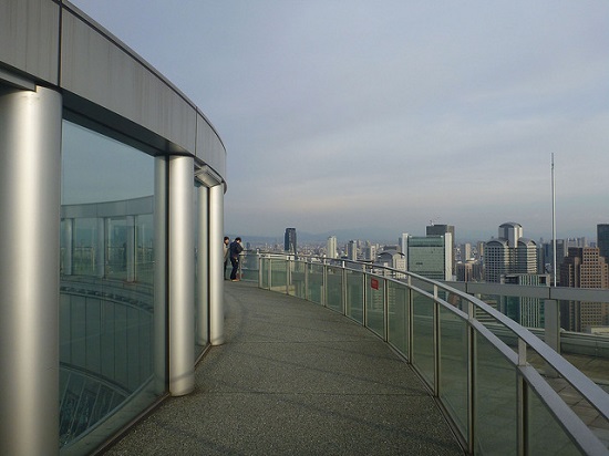 Melihat pemandangan kota dari Umeda Sky Building Osaka
