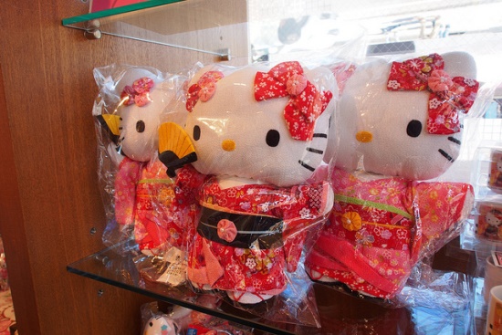 Membeli Produk Anime di Jepang Boneka hello kitty