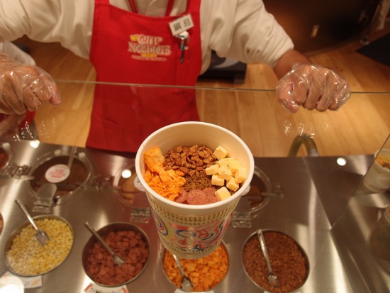 Membuat cup noodles sendiri di Museum Ramen Yokohama