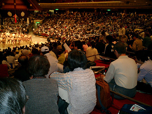 Menonton pertandingan di Stadium Sumo Tokyo