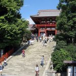 Naik tangga menuju Kuil Tsurugaoka Hachimangu di Kamakura