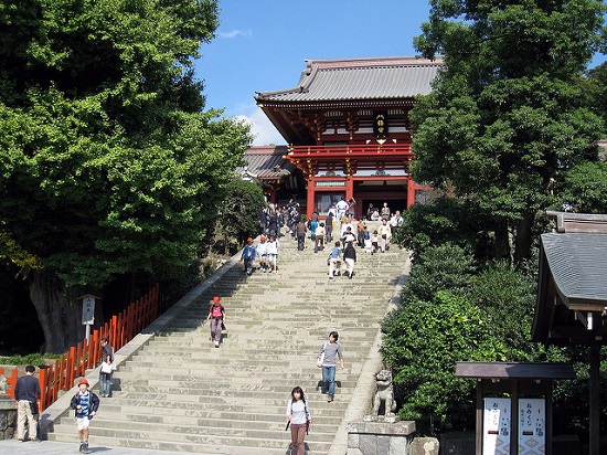 Naik tangga menuju Kuil Tsurugaoka Hachimangu di Kamakura