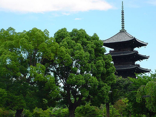 Pagoda Kuil Toji diantara pepohonan