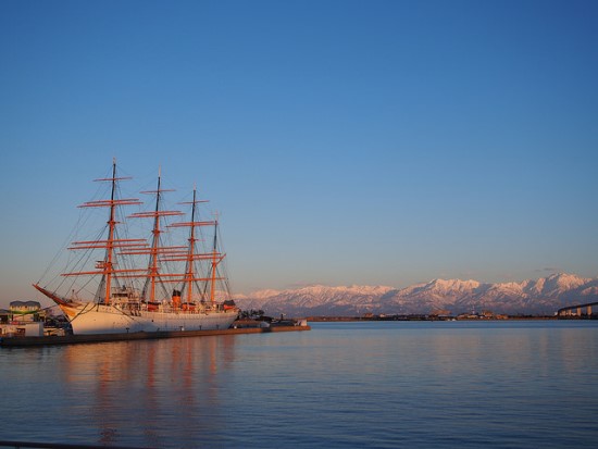 Pegunungan Tateyama dari Taman Kaiwomaru Toyama