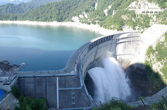 Pemandangan Kurobe Dam di Pegunungan Tateyama