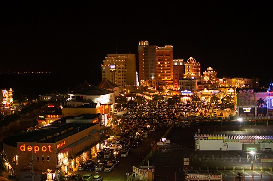 Pemandangan malam Okinawa American Village