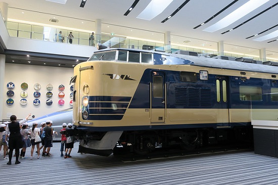 Pengunjung melihat koleksi Museum Kereta Kyoto