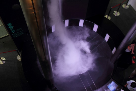 Percobaan ilmiah terbentuknya angin topan di Museum Sains Nagoya