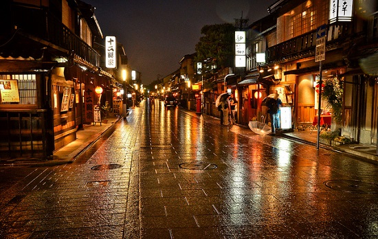 Suasana Gion di malam hari