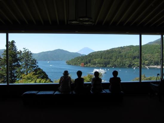 Suasana Panorama Lounge dari Museum Seni Narukawa