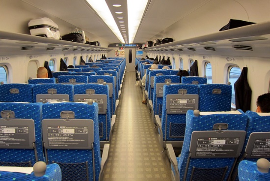 Suasana waktu naik shinkansen Nozomi ke Osaka