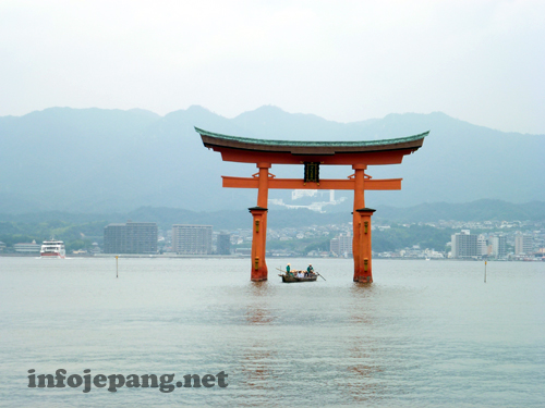 The Great Torii Miyajima saat air laut pasang