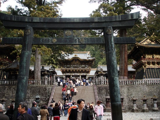 Torii Ishidorii di kompleks Kuil Nikko Toshogu