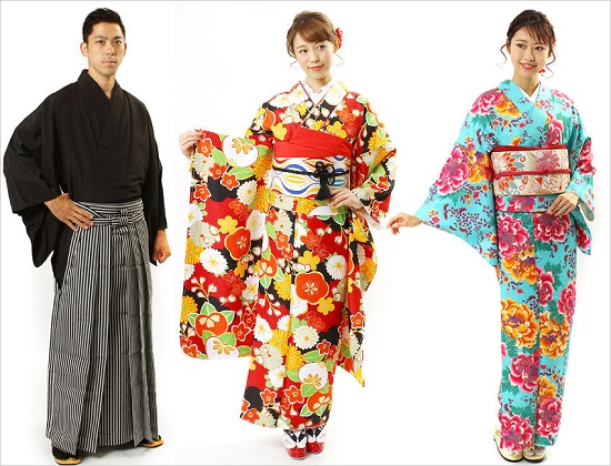 Wisatawan memakai kimono dari Fuuka Kimono
