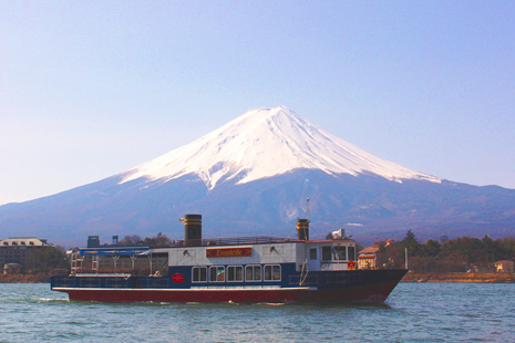 kapal en soleil melintasi danau kawaguchiko