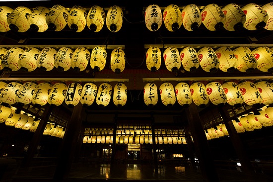 lentera di kuil yasaka gion