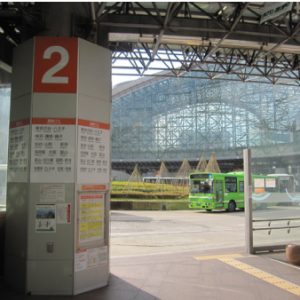 platform bus nohi dan hokutetsu di Stasiun Kanazawa