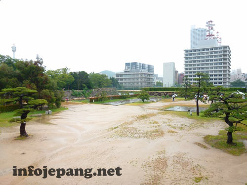 Halaman luar Hiroshima Castle