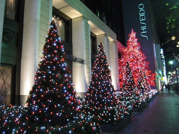 Iluminasi di Ginza: Pohon natal di setiap toko