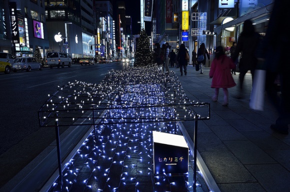 Iluminasi di Ginza di sepanjang trotoar