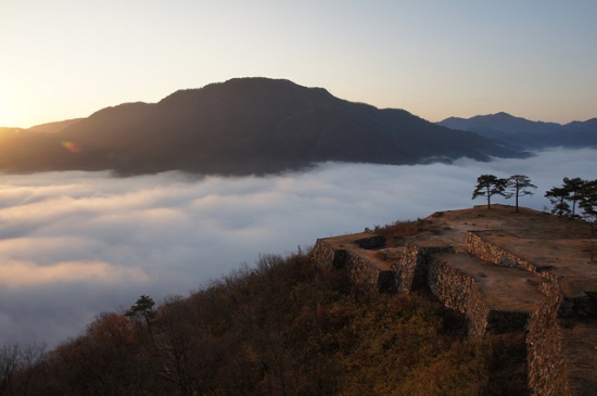 Awan yang terbentuk di Takeda Castle