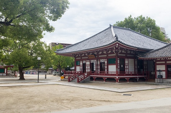 Bangunan Kuil Shitennoji yang asri