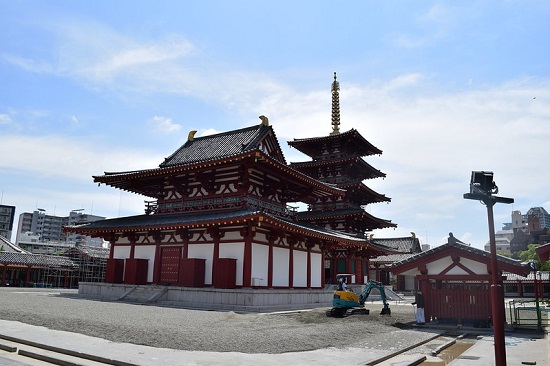 Bangunan pagoda gojutou di Kuil Shitennoji