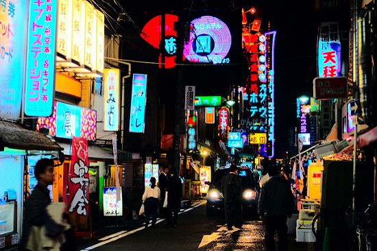 Berbelanja malam hari di Sennichimae Doguyasuji Osaka