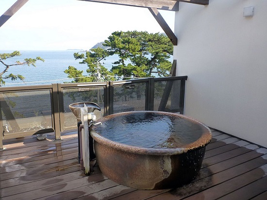 Berendam di Atami Onsen dengan pemandangan langsung ke laut