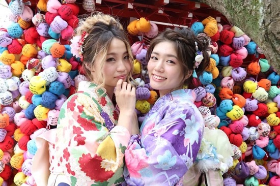 Berfoto bersama dengan kimono wargo